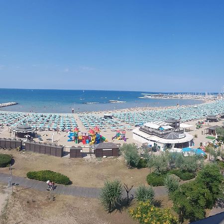 La Casa Di Clara Ombrellone Con 2 Lettini Al Lido San Giuliano Gratis E Parcheggio Privato Gratis Lägenhet Rimini Exteriör bild