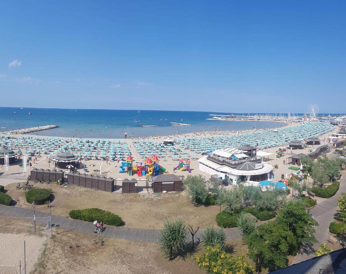 La Casa Di Clara Ombrellone Con 2 Lettini Al Lido San Giuliano Gratis E Parcheggio Privato Gratis Lägenhet Rimini Exteriör bild